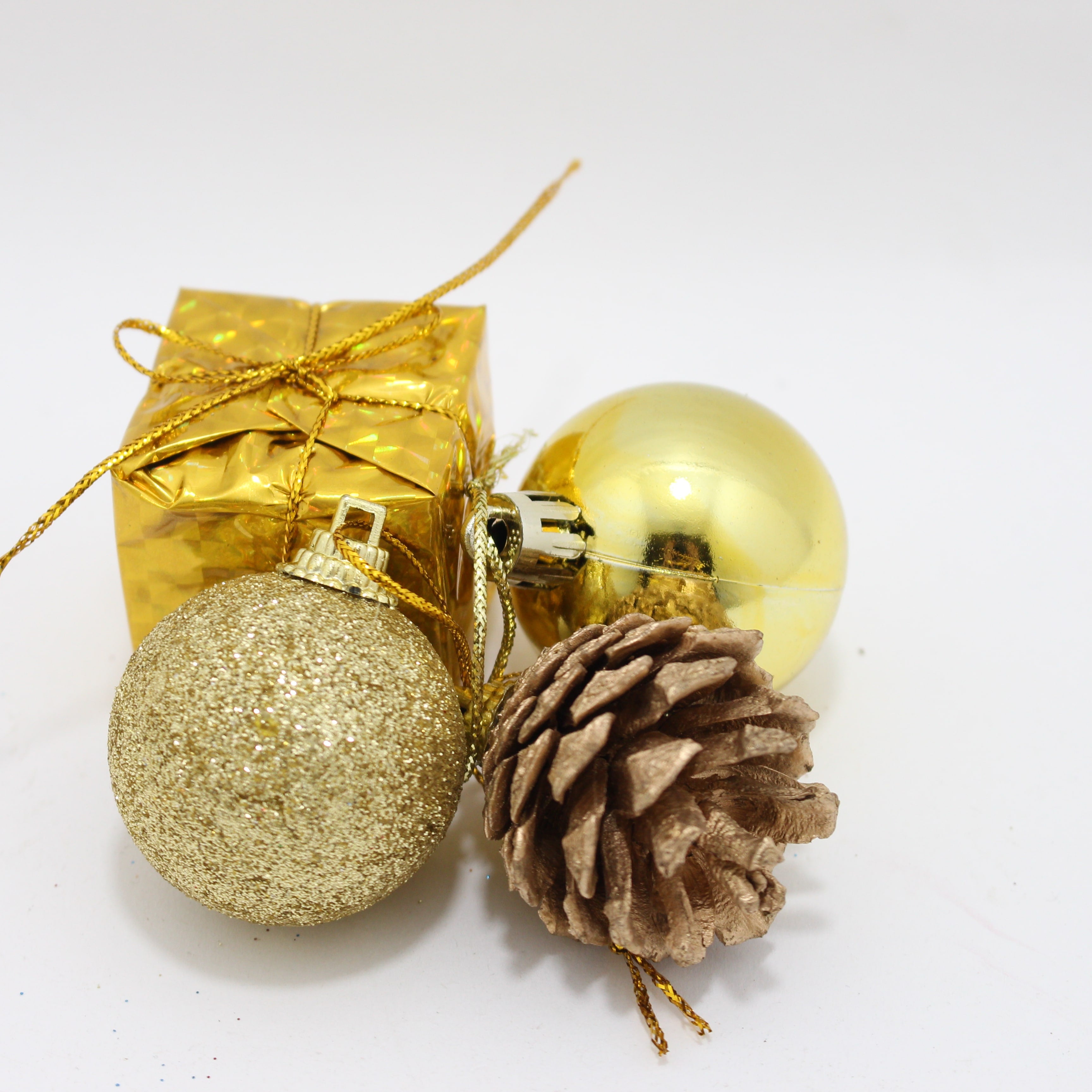 Set de Decoración Navideña Dorado - Bolas, Regalos, Piñas